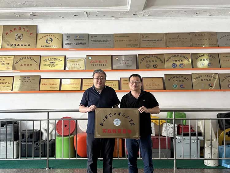 Ruitang Technology သည်လက်တွေ့ကျတဲ့ပညာရေးအခြေစိုက်စခန်းတစ်ခုတည်ဆောက်ရန် Zhejiang ပုံမှန်တက္ကသိုလ် Xingzhi College နှင့် ပူးပေါင်း. စက်မှုလုပ်ငန်းနှင့်ပညာရေးဆိုင်ရာပေါင်းစည်းမှုတွင်အခန်းအသစ်တစ်ခုဖွင့်လှစ်ရန်